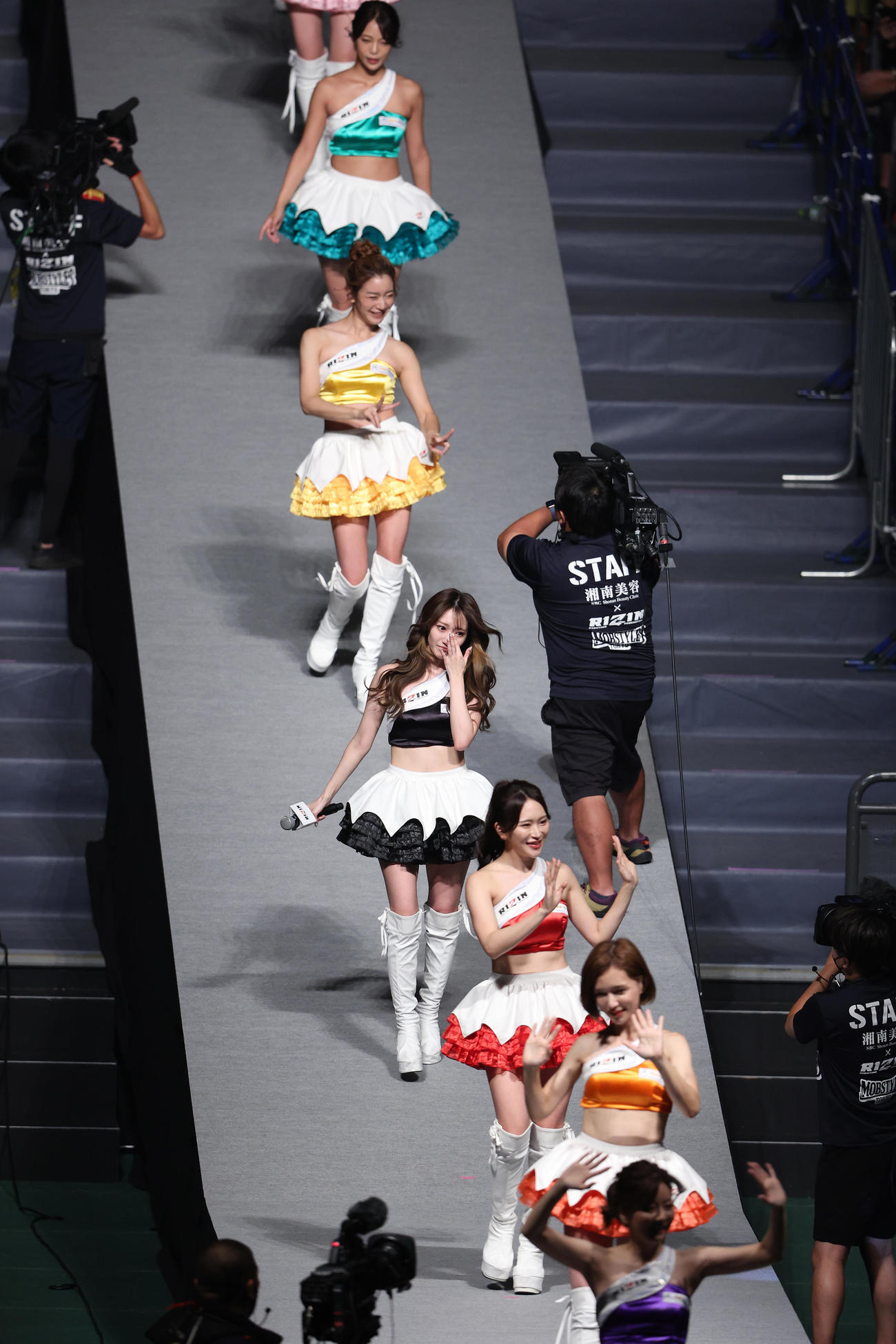 RIZINガール2021卒業式であいさつし感極まる東海林里咲（中央）