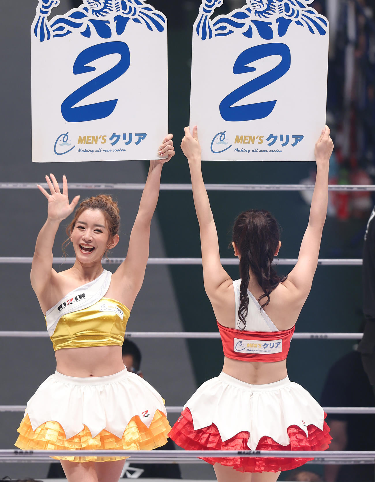 関鉄矢対中原由貴　ラウンドガールを務めるRIZINガールの山口梓（左）（撮影・垰建太）