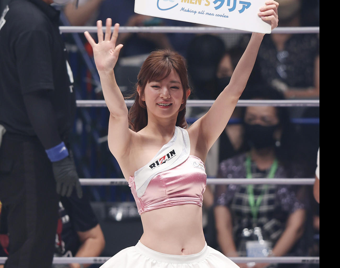 マルコス・ヨシオ・ソウザ対阿部大治　ラウンドガールを務めるRIZINガールの宮越愛恵