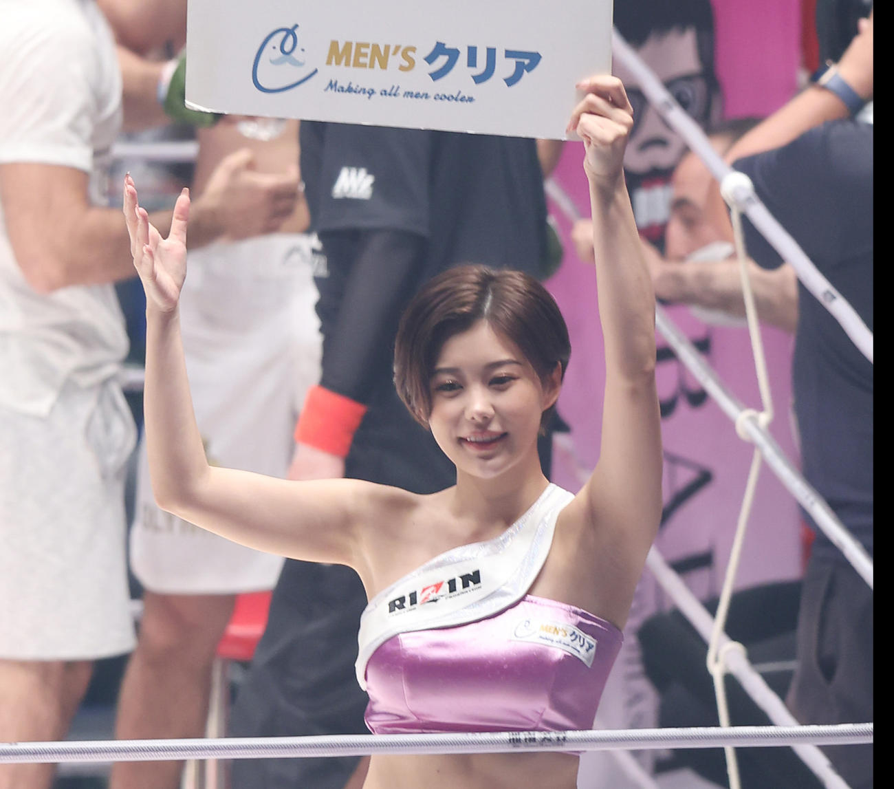 ウガール・ケラモフ対山本空良　ラウンドガールを務めるRIZINガールの山本ゆう