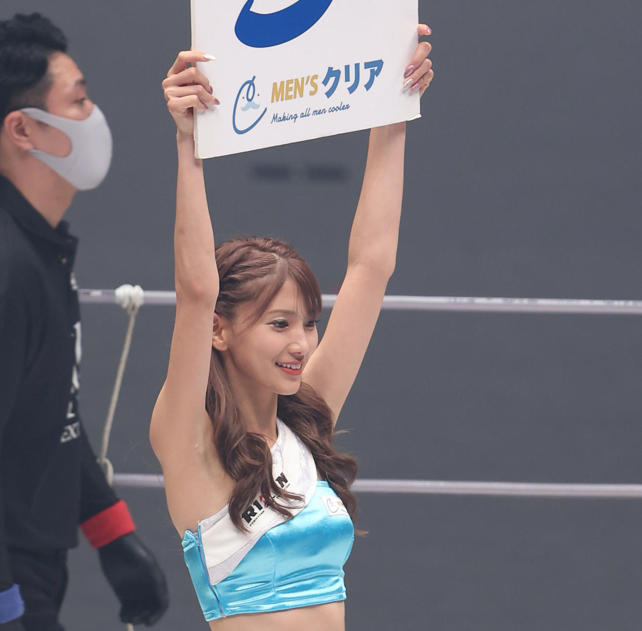 笠原弘希対石月祐作　ラウンドガールを務めるRIZINガールの辻門アネラ