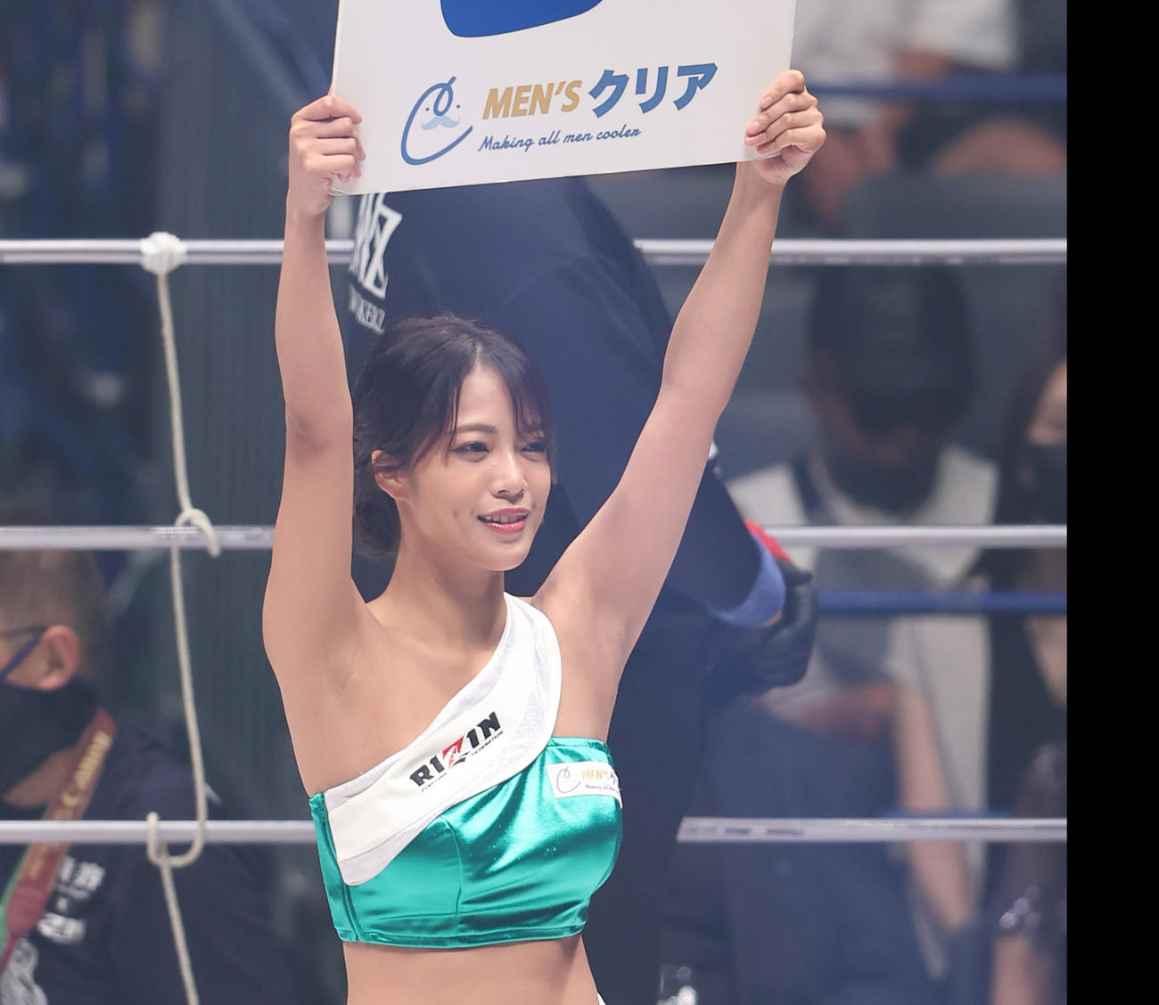 ラウンドガールを務めるRIZINガールの宇佐美なお
