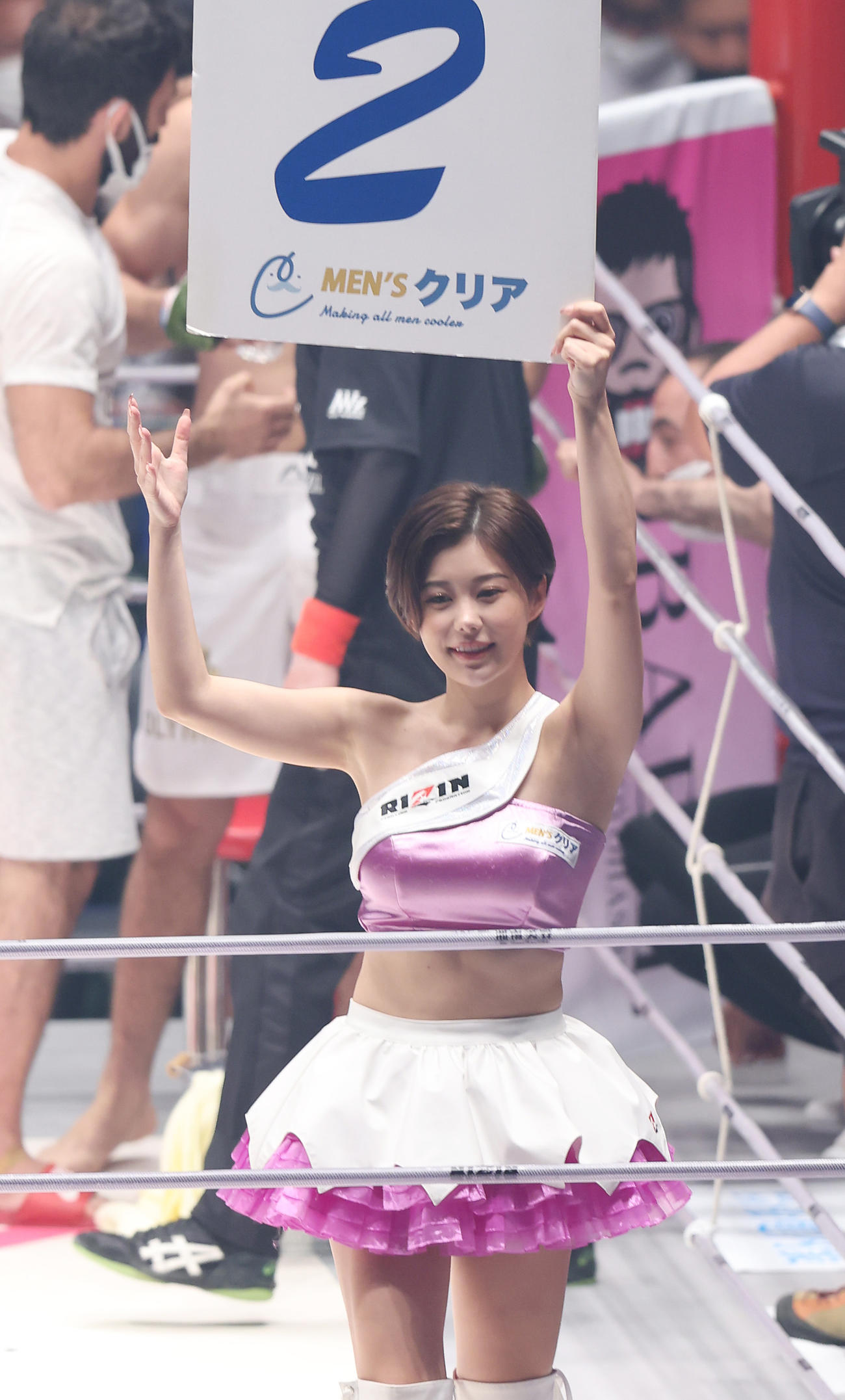 ウガール・ケラモフ対山本空良　ラウンドガールを務めるRIZINガールの山本ゆう