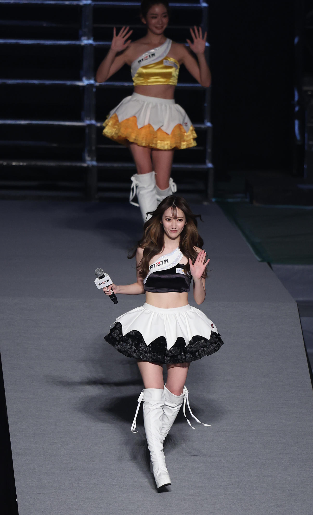 RIZINガール2021卒業式で手を振る東海林里咲