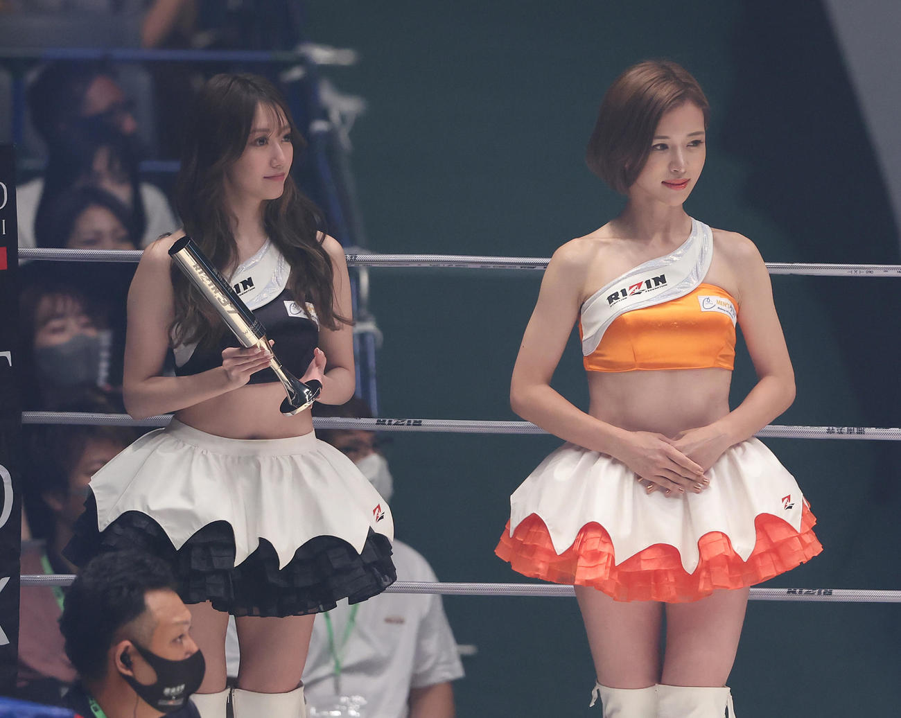YUSHI対覇留樹　ラウンドガールを務めるRIZINガールの東海林里咲（左）とあきぴ