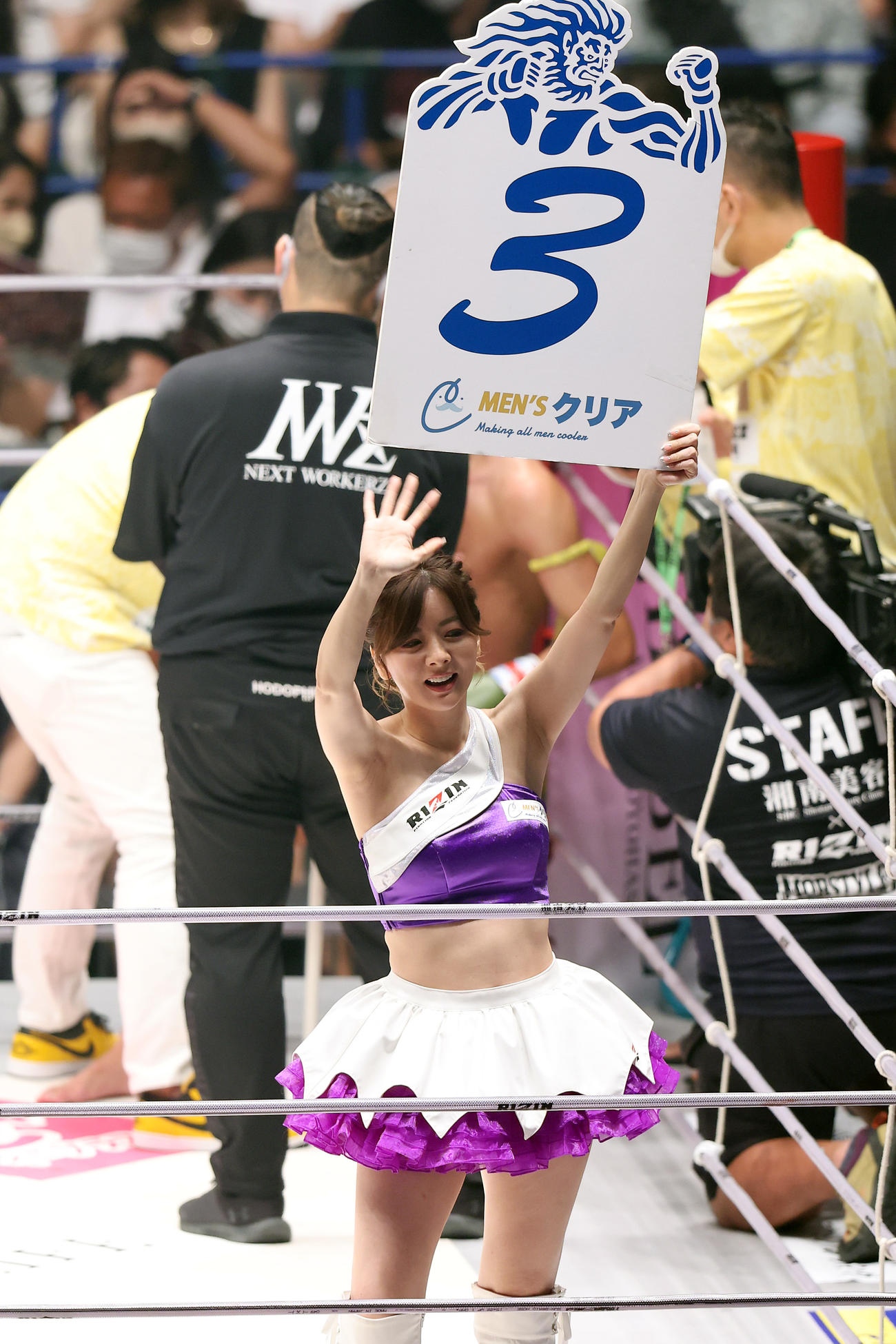 ラウンドガールを務めるRIZINガールのじゅんこ