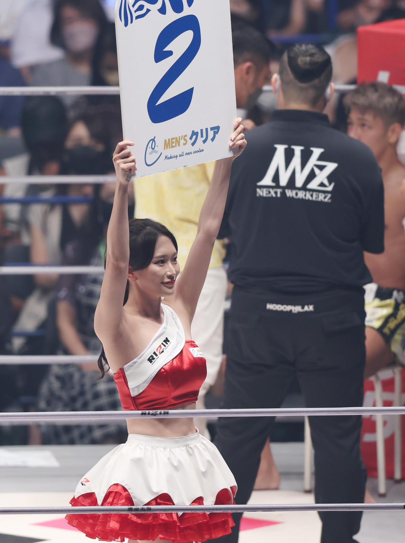 ラウンドガールを務める福江ななか