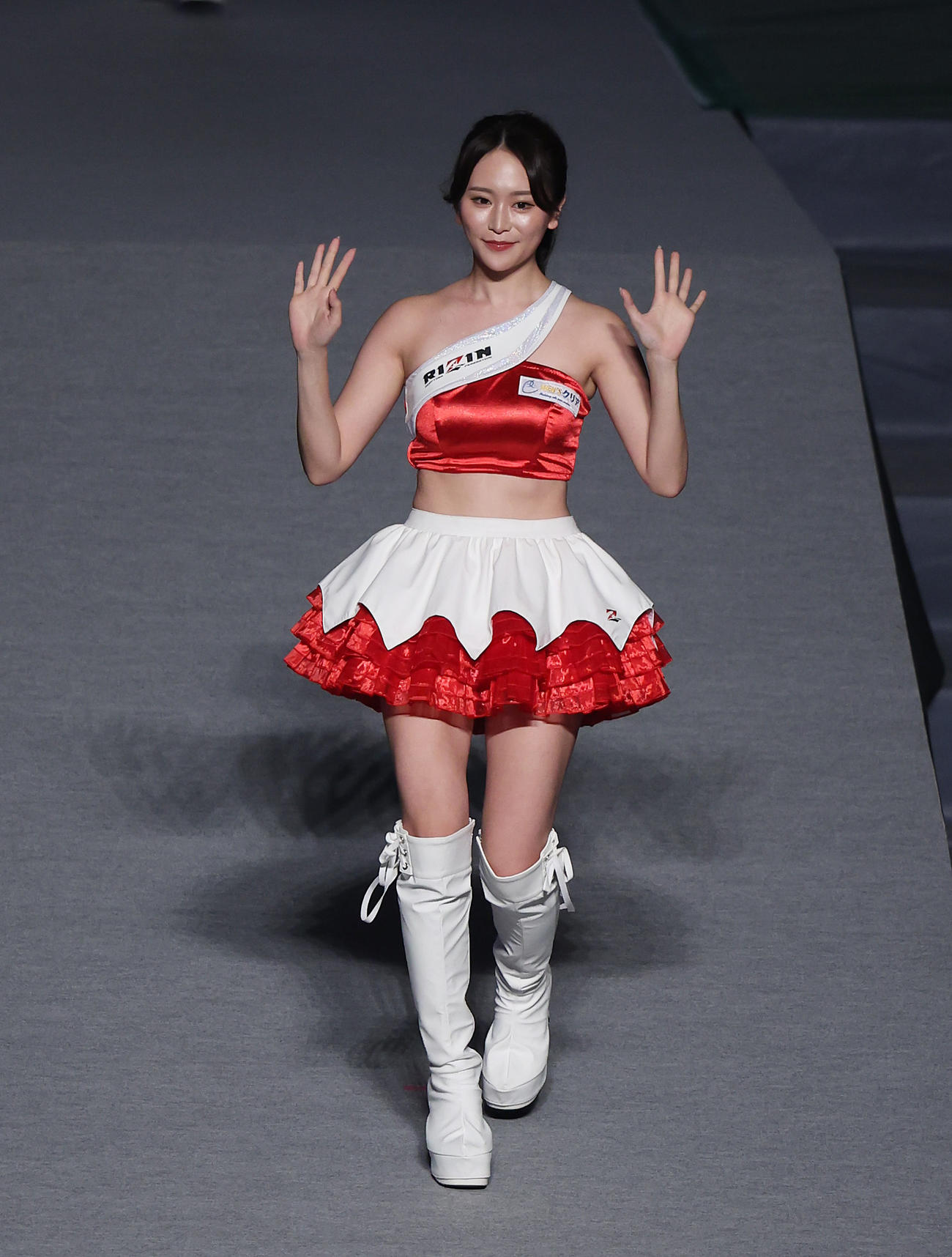 RIZINガール2021卒業式で手を振る福江ななか