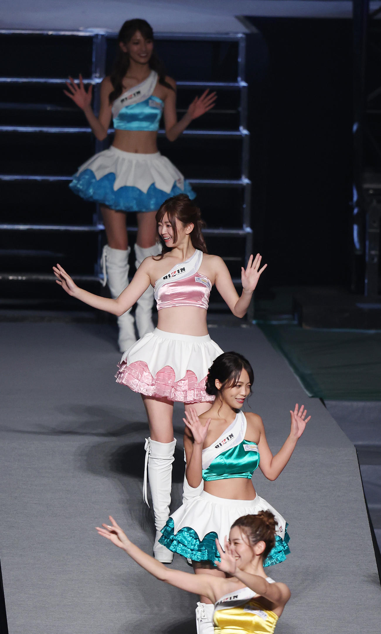 RIZINガール2021卒業式で手を振る宮越愛恵（中央）