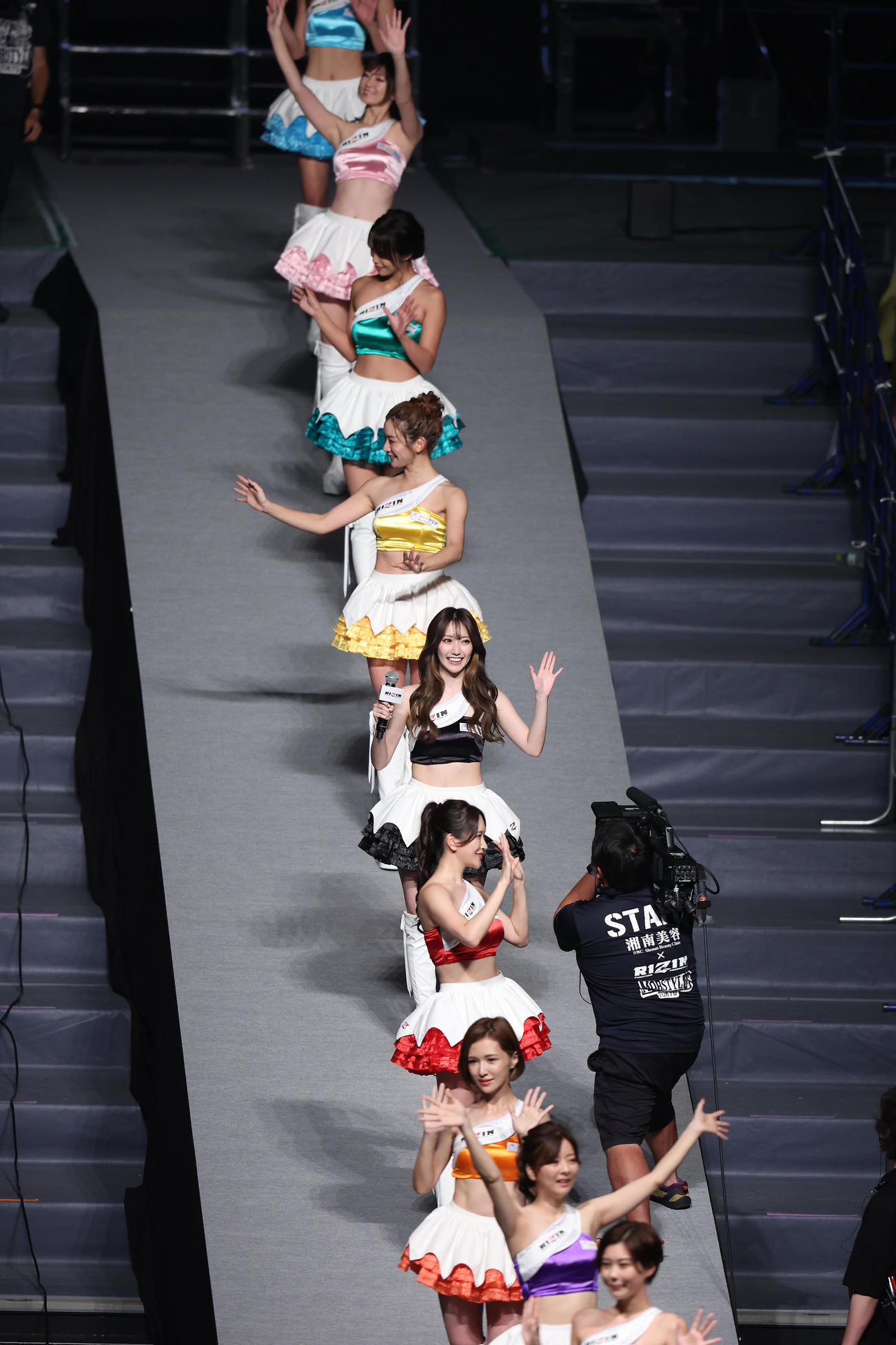 卒業式でスタンドに手を振るRIZINガール2021のメンバー