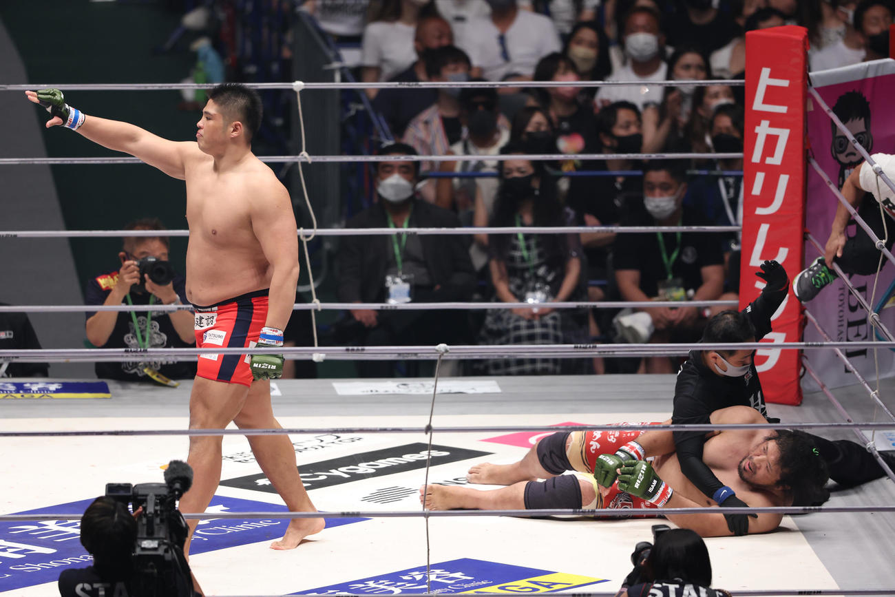 関根”シュレック”秀樹対スダリオ剛　関根（右）にKO勝ちするスダリオ（撮影・垰建太）