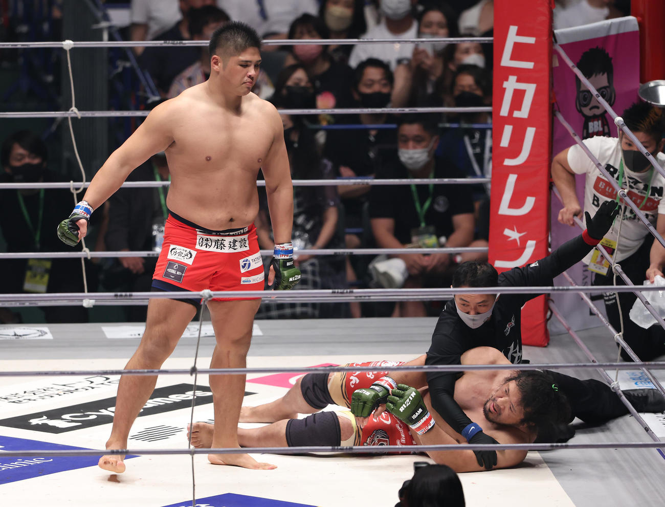 関根”シュレック”秀樹対スダリオ剛　関根（右）にKO勝ちするスダリオ（撮影・垰建太）