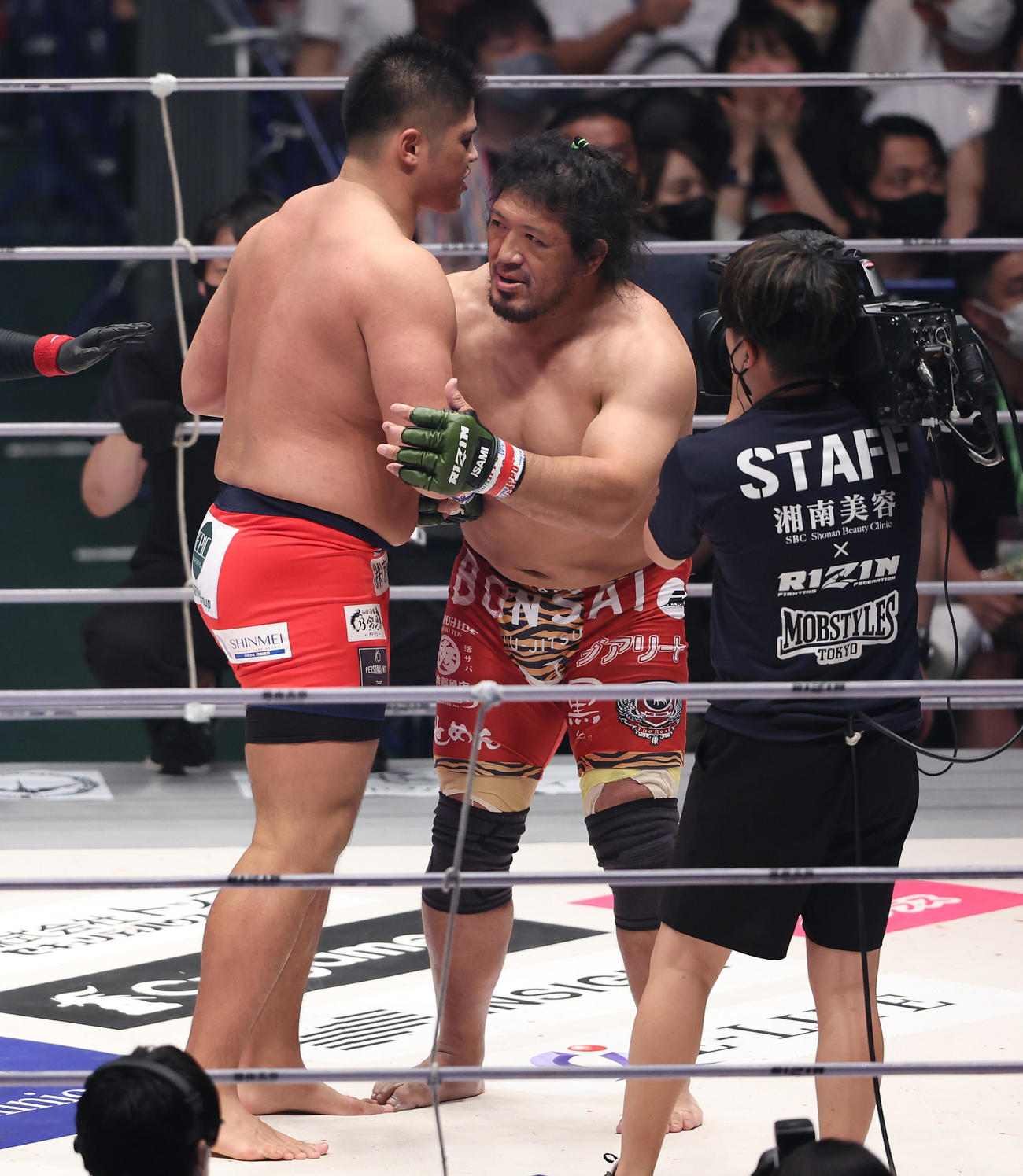 関根”シュレック”秀樹対スダリオ剛　試合後、健闘をたたえ合う関根（中央）とスダリオ（撮影・垰建太）