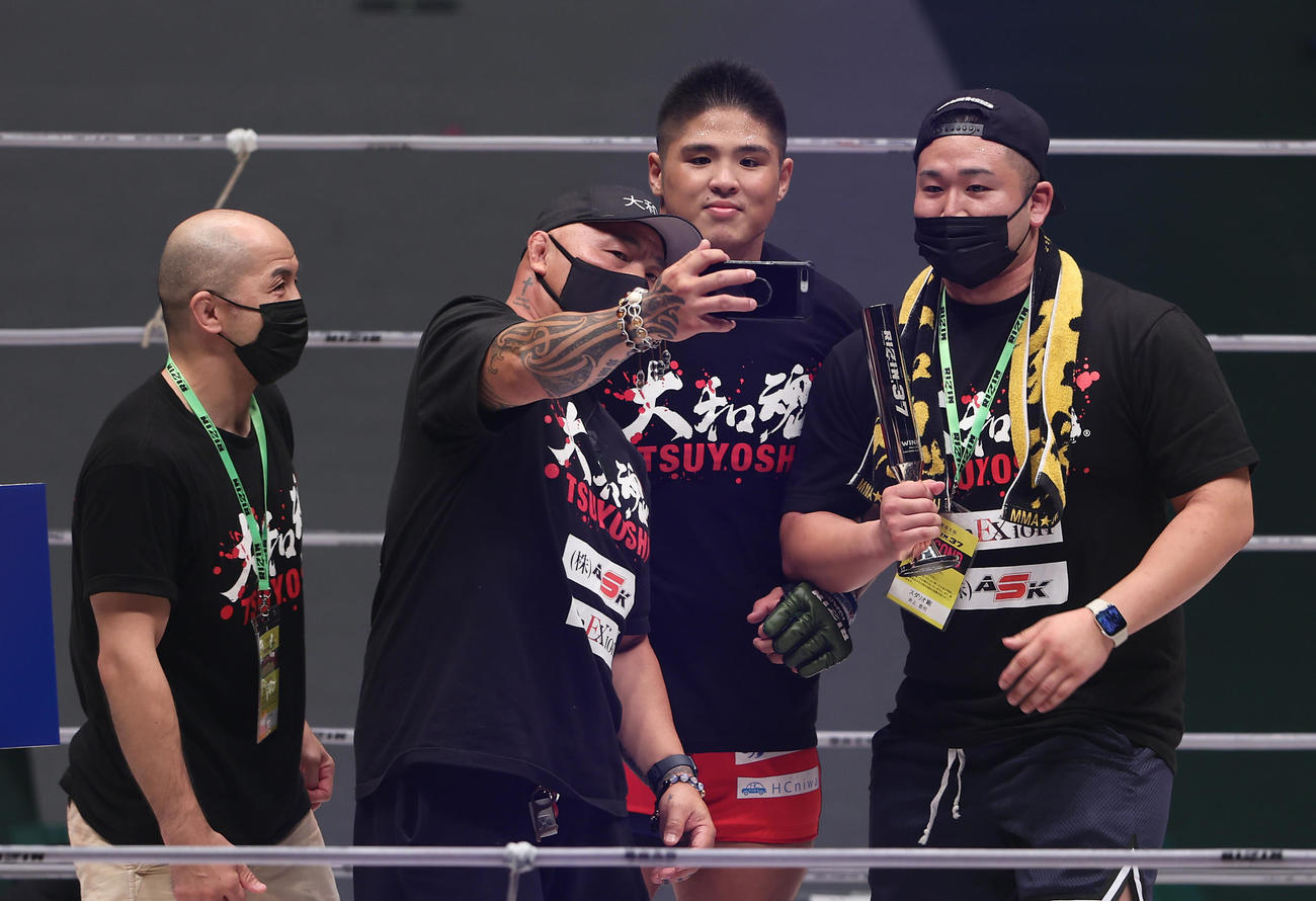 関根”シュレック”秀樹対スダリオ剛　試合に勝利しスタッフと笑顔で写真に納まるスダリオ（中央）（撮影・垰建太）