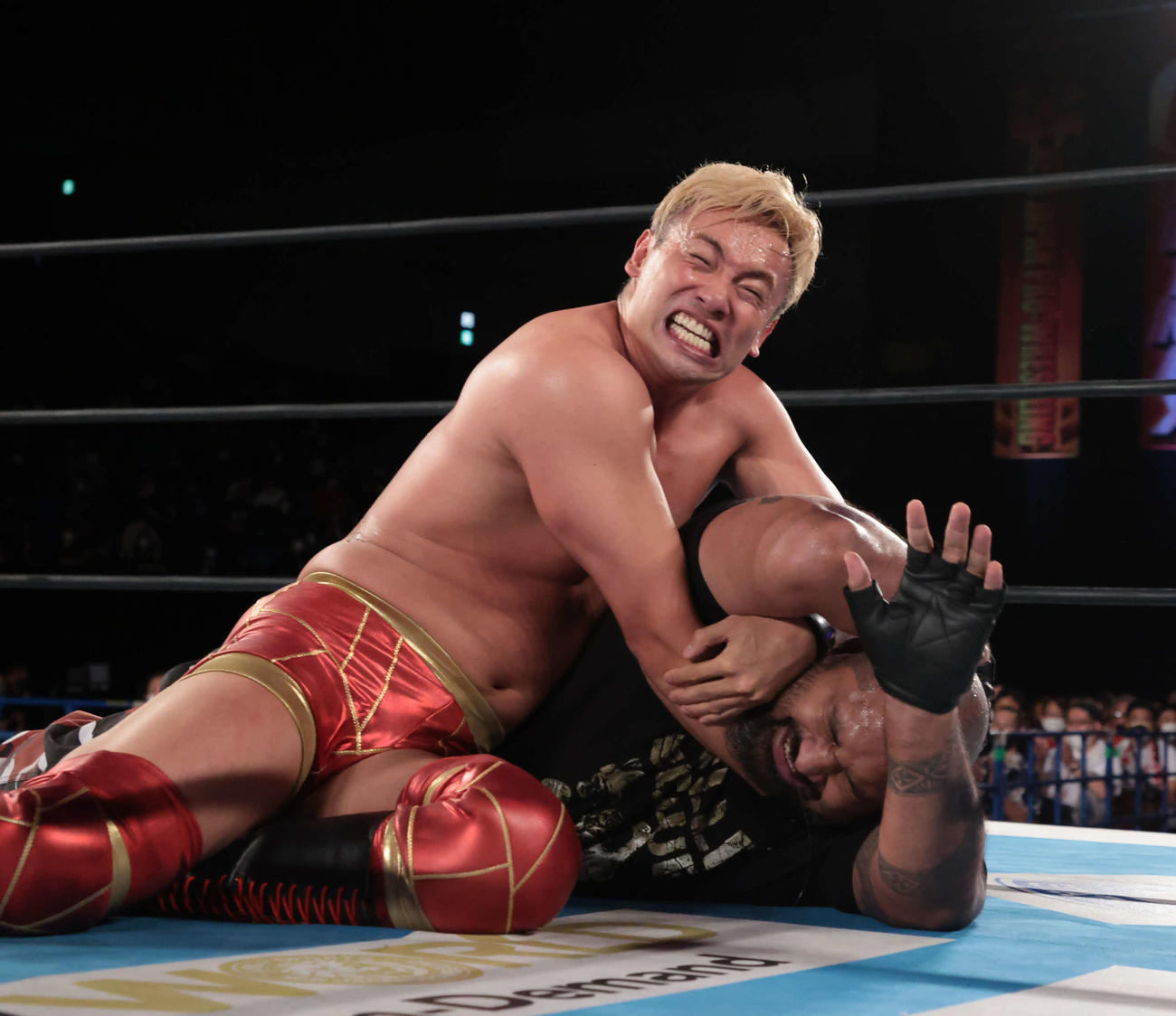 ファレ（右）をマネークリップで仕留めるオカダ（新日本プロレス提供）