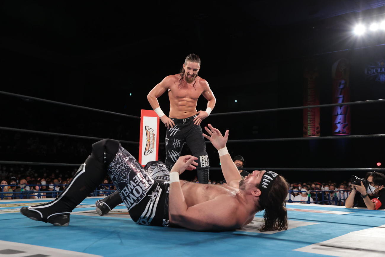 同門のオーエンズ（手前）にフォールを要求されるホワイト（新日本プロレス提供）