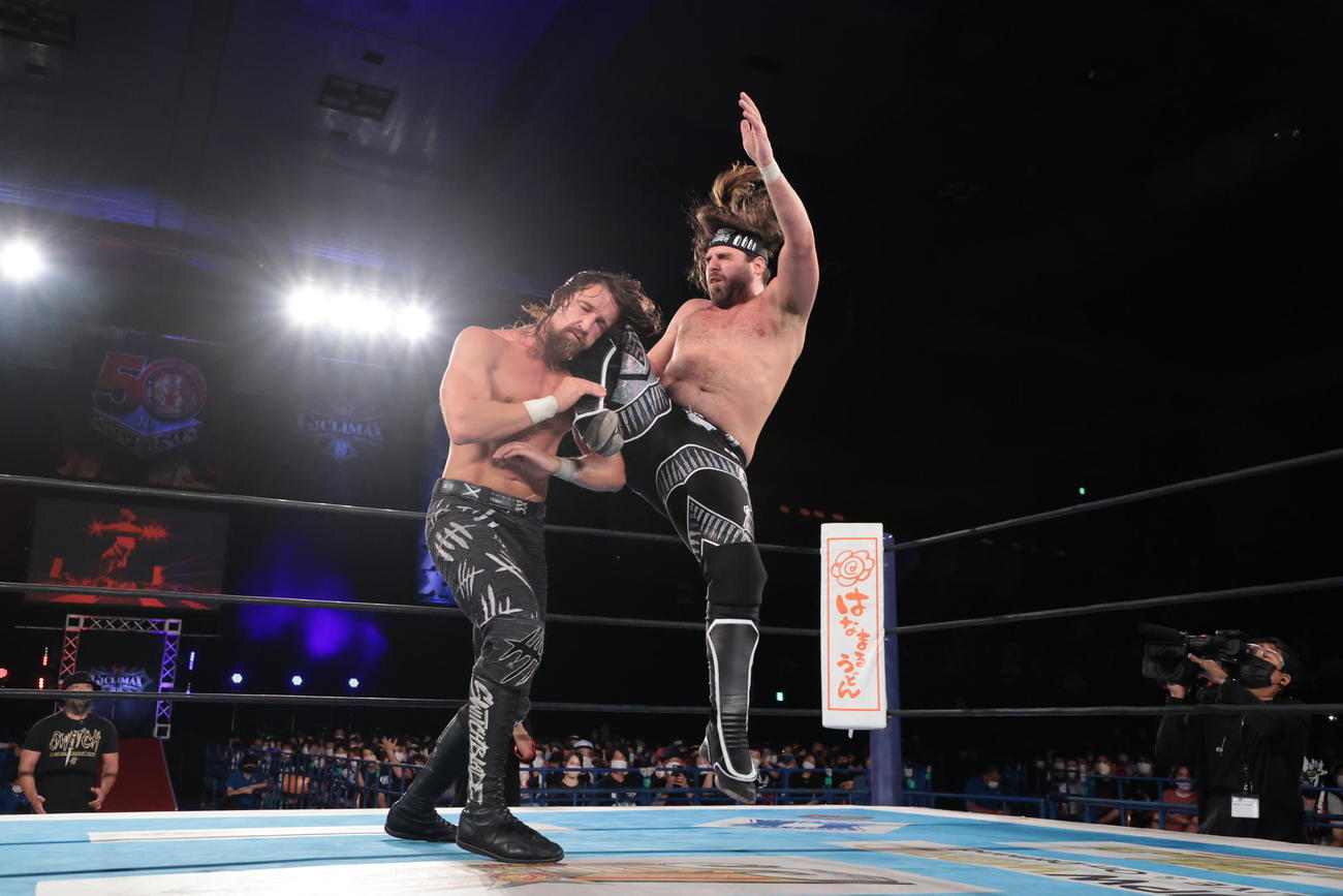 オーエンズ（右）のCトリガーを浴びたホワイト（新日本プロレス提供）