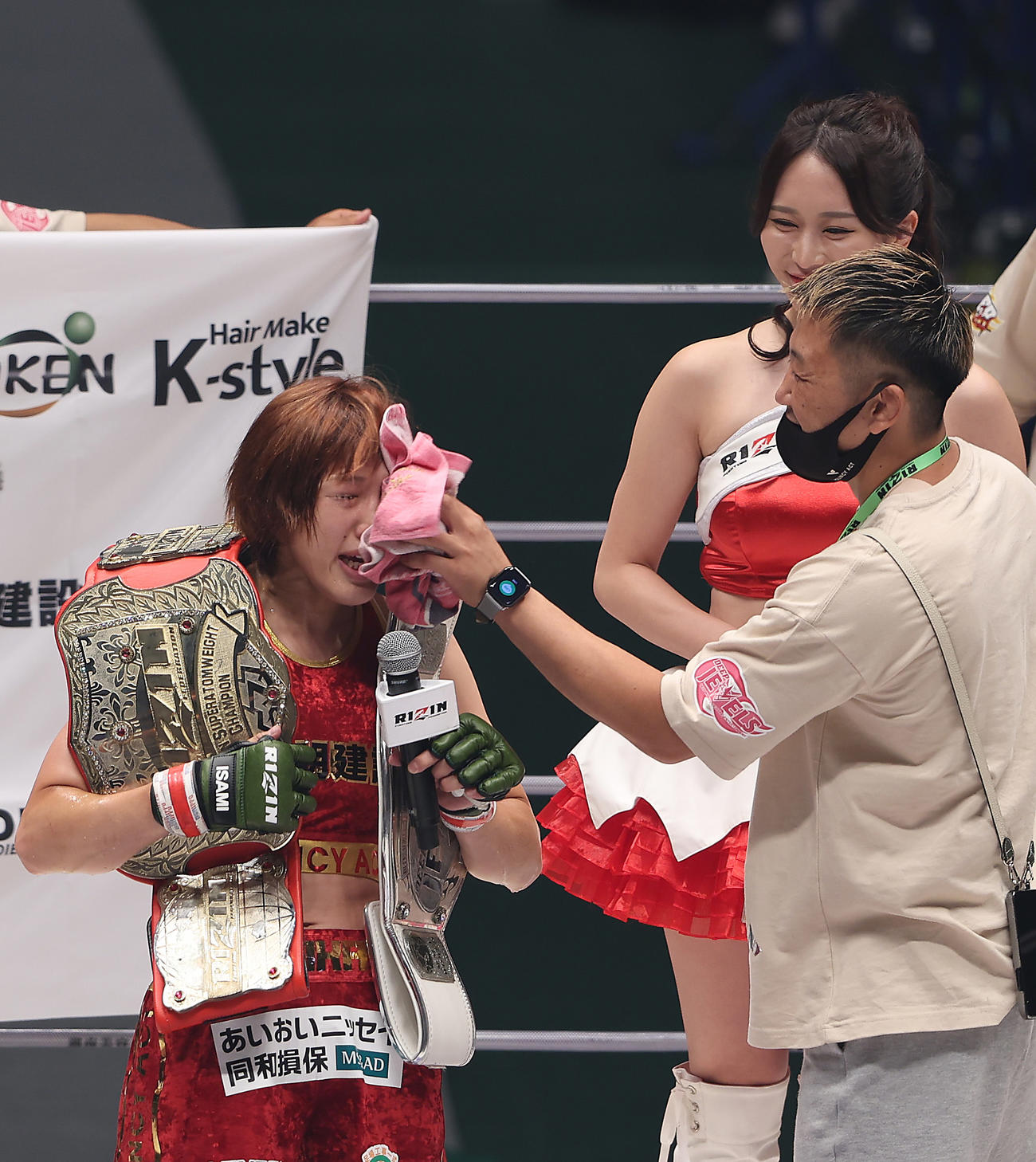 伊沢星花対ラーラ・フォントーラ　勝利インタビューで号泣する伊沢（左）は話してる間に婚約者CORO（右）に顔を拭われる（撮影・垰建太）
