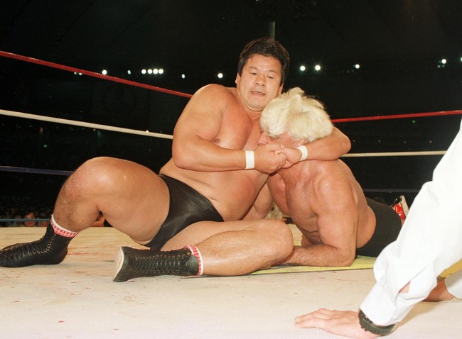 新日本ＩＷＧＰヘビー級選手権　リック・フレアー（右）にヘッドロックを決める藤波辰爾（1991年3月21日）