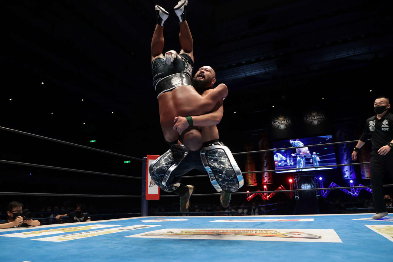 石井にTTDを決めるO・カーン（提供・新日本プロレス）