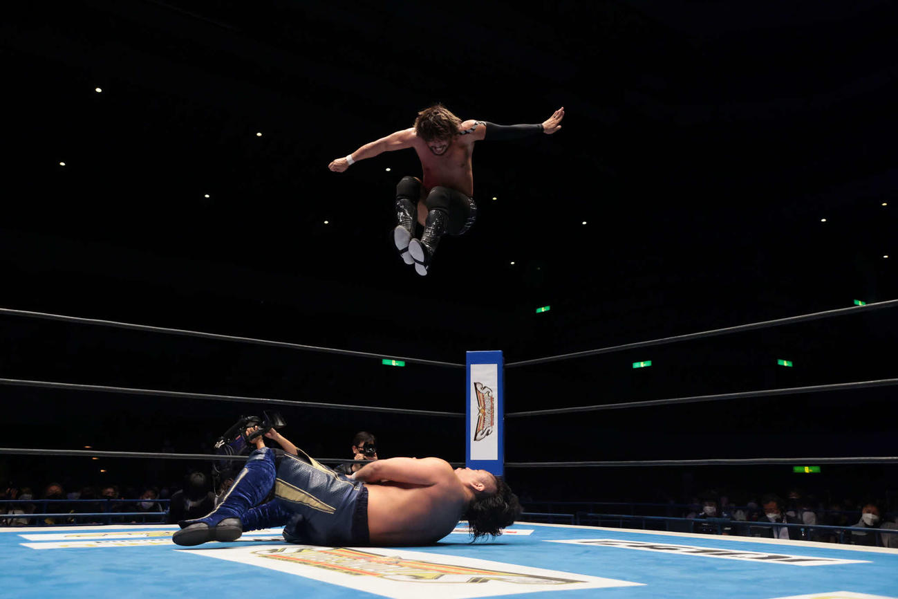 後藤（下）に攻撃を見舞うKENTA（提供・新日本プロレス）