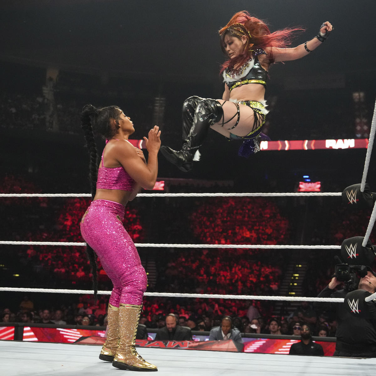 ロウ女子王者ビアンカ・ブレア（左）にミサイルキックを放つイヨ・スカイ（紫雷イオ）（C）2022 WWE, Inc. All Rights Reserved.