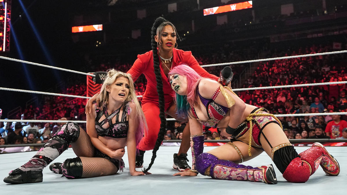アレクサ・ブリス（左端）とのシングル戦途中に襲われたアスカ（右端）。中央はロウ女子王者ビアンカ・ブレア（C）2022 WWE, Inc. All Rights Reserved.