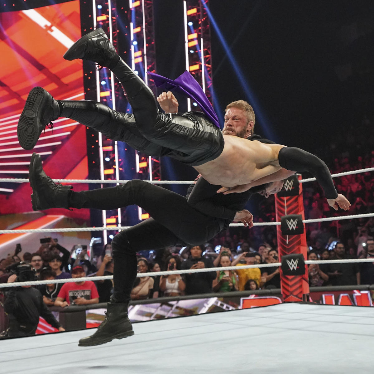 フィン・ベイラー（手前）をDDTで撃退したエッジ（C）2022 WWE, Inc. All Rights Reserved.