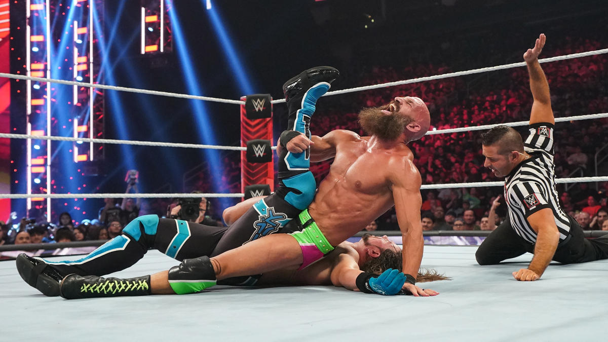 AJスタイルズ（奥）から3カウントを奪い、USヘビー級王座挑戦権をてにしたチャンパ（C）2022 WWE, Inc. All Rights Reserved.
