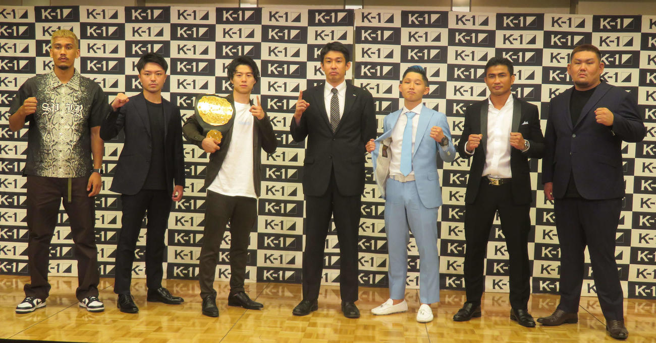 3日にカード発表された9・11K－1横浜大会出場選手たち。中央はK－1中村拓己プロデューサー^