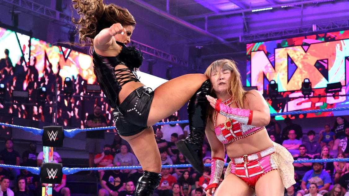 NXT女子王者マンディ・ローズ（左）にキス・オブ・ザ・ローズを決められたサレイ（C）2022 WWE, Inc. All Rights Reserved.