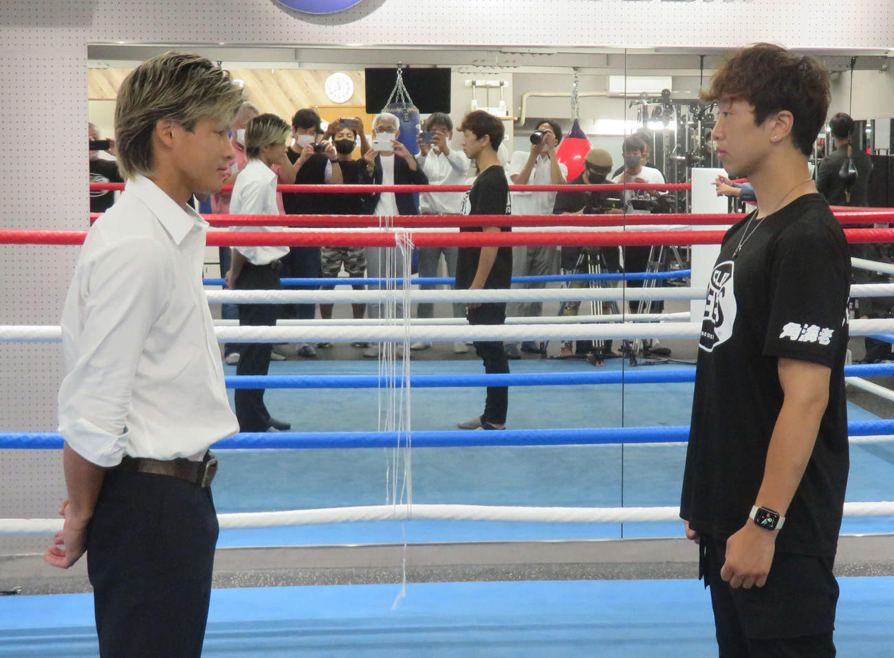 WBOアジア・パシフィック・スーパーフェザー級王座決定戦で拳を交える同級1位木村吉光（左）と同級4位中川兼玄がフェースオフ