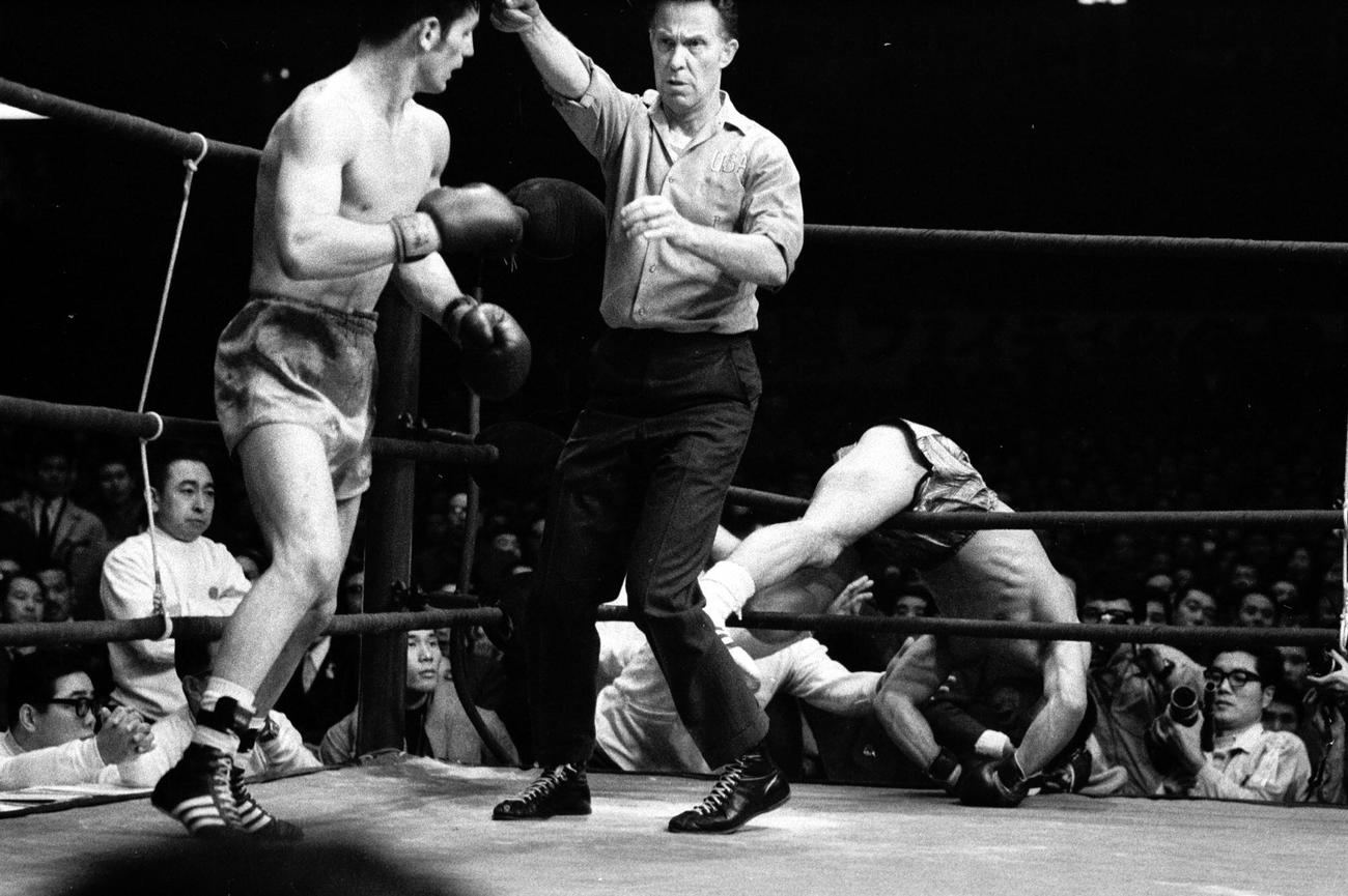 WBC世界フェザー級タイトルマッチ　ファイティング原田対ジョニー・ファメション　ジョニー・ファメション（左）の猛攻を受けリング下に落ちそうになるファイティング原田（1970年1月6日撮影）