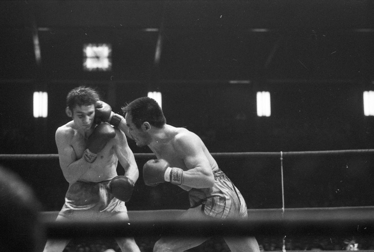 ジョニー・ファメション（14回KO）同級2位ファイティング原田　10Rファイティング原田（右）は、強烈な右フックを決めて先制のダウンを奪ったが…（1970年1月6日撮影）