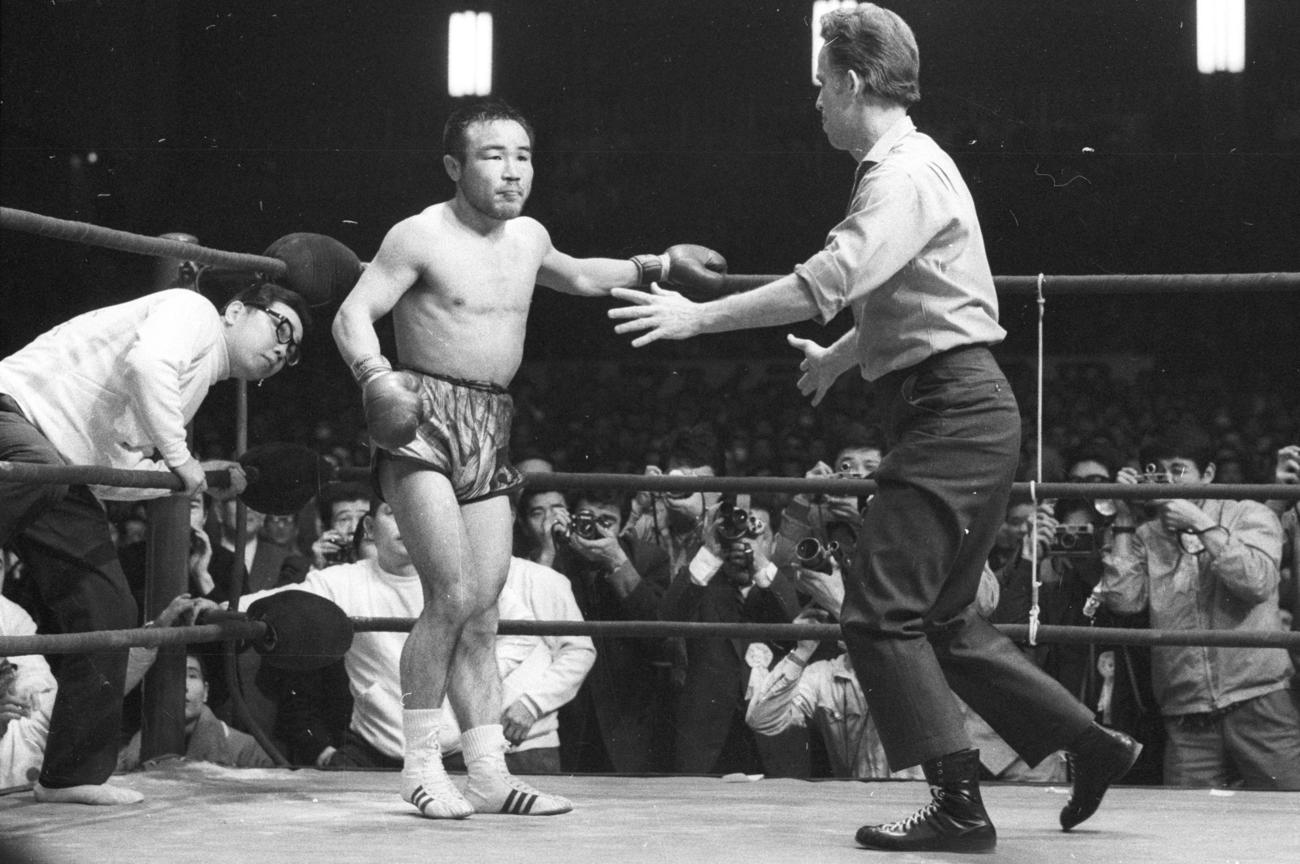ジョニー・ファメション（14回KO）同級2位ファイティング原田　14Rジョニー・ファメションの速射砲のような左フックの連打についにKO負け。3階級制覇の夢はならずファイティング原田の最後の試合となった（1970年1月6日撮影）
