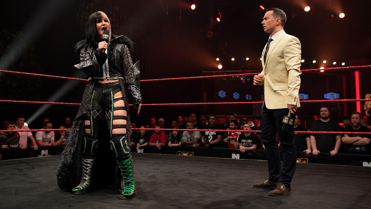 王者里村明衣子、挑戦者サレイによるNXT・UK女子王座戦をぶち壊したことを伝えるブレア・ダベンポート（左）（C）2022 WWE, Inc. All Rights Reserved.