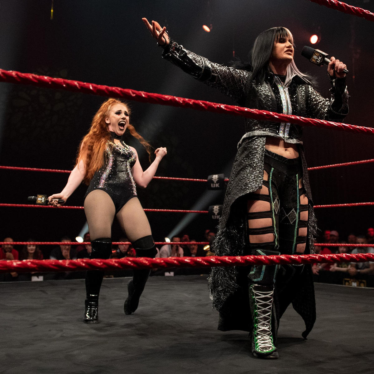 ブレア・ダベンポート（右）の背後に姿をみせたアイラ・ドーン（C）2022 WWE, Inc. All Rights Reserved.