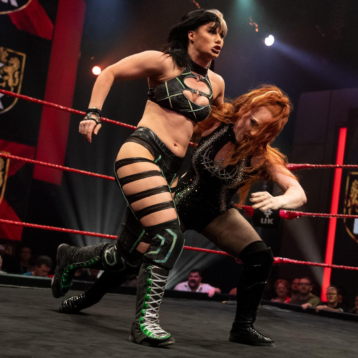 アイラ・ドーン（右）にロープへ投げられるブレア・ダベンポート（C）2022 WWE, Inc. All Rights Reserved.
