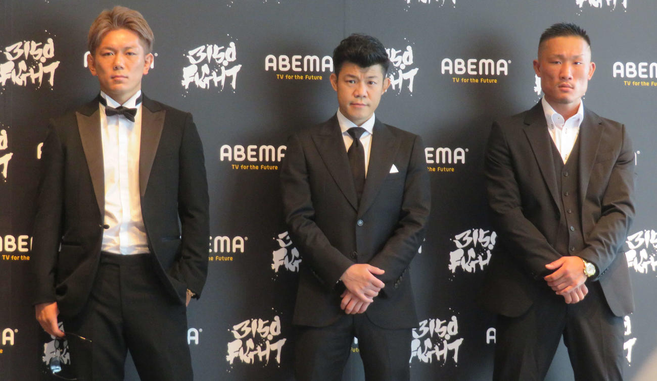 ABEMAスペシャルマッチとしてプロボクサー福重浩輝（右端）と対戦するキックボクサー皇治（左端）。中央は3150ファイトの亀田興毅ファウンダー（2022年7月22日撮影）