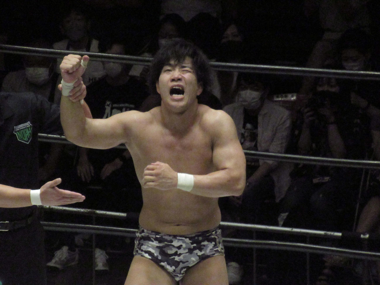 N－1出場を決めガッツポーズする岡田（撮影・勝部晃多）