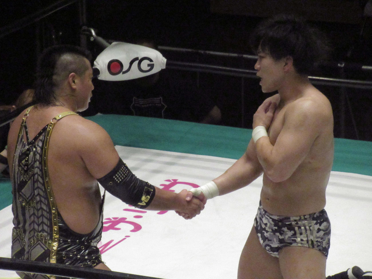 稲村（左）と握手を交わす岡田（撮影・勝部晃多）