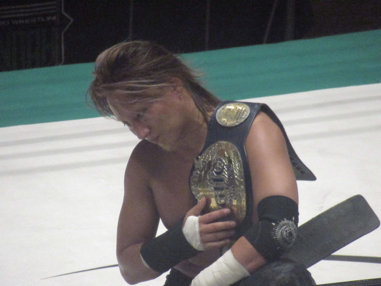 GHCジュニアヘビー級選手権試合に勝利し、ベルトを担ぐHAYATA（撮影・勝部晃多）