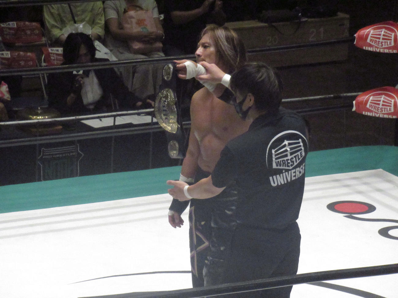 勝ち名乗りを受けるHAYATA（撮影・勝部晃多）