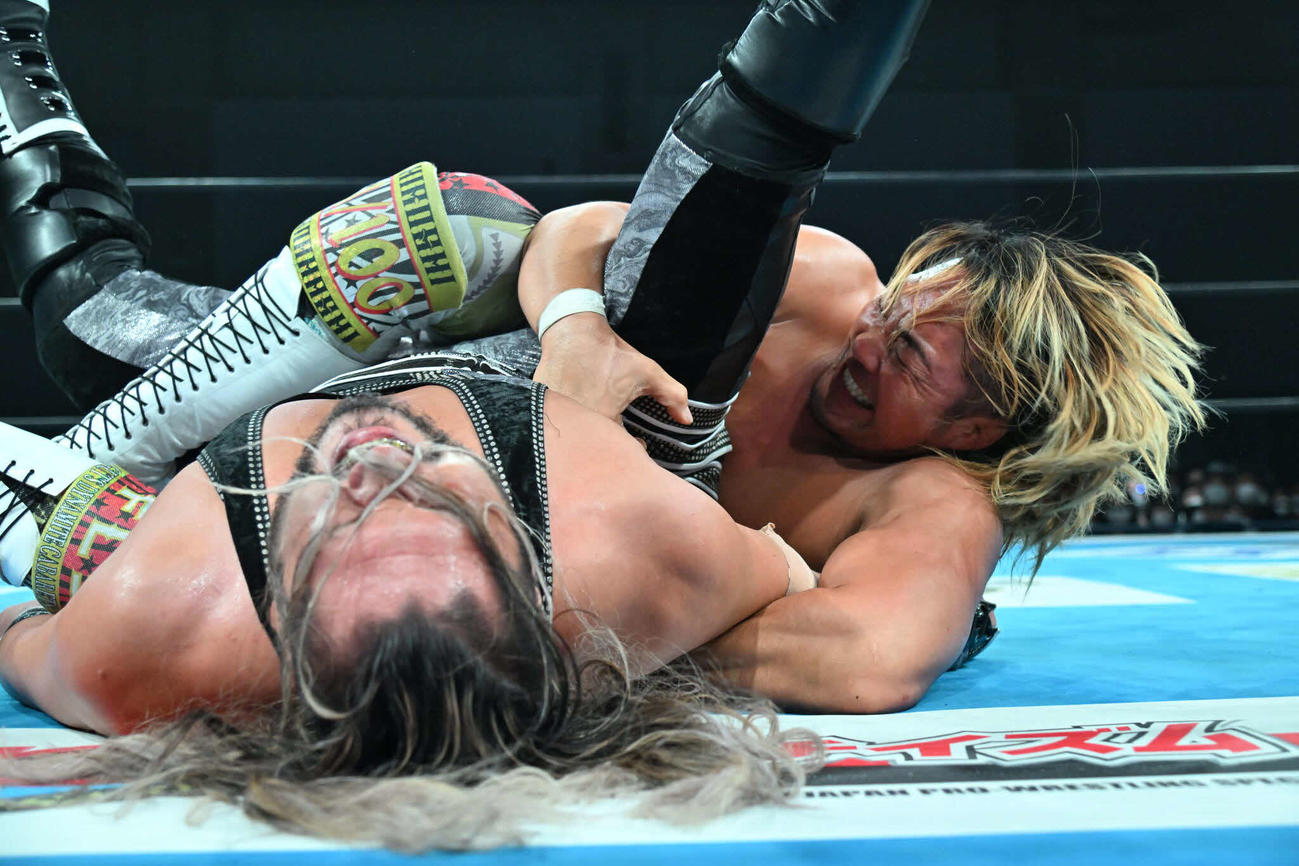 EVIL（手前）を丸め込む棚橋（提供・新日本プロレス）