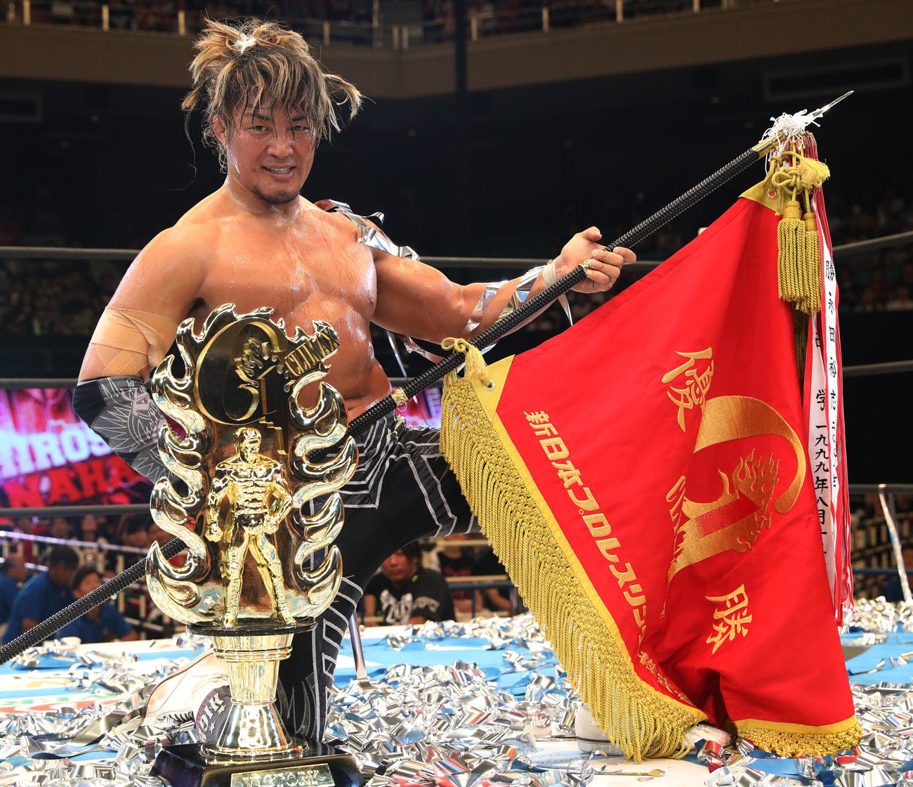 G1を制し優勝旗を手にポーズを決める棚橋（2018年8月12日撮影）