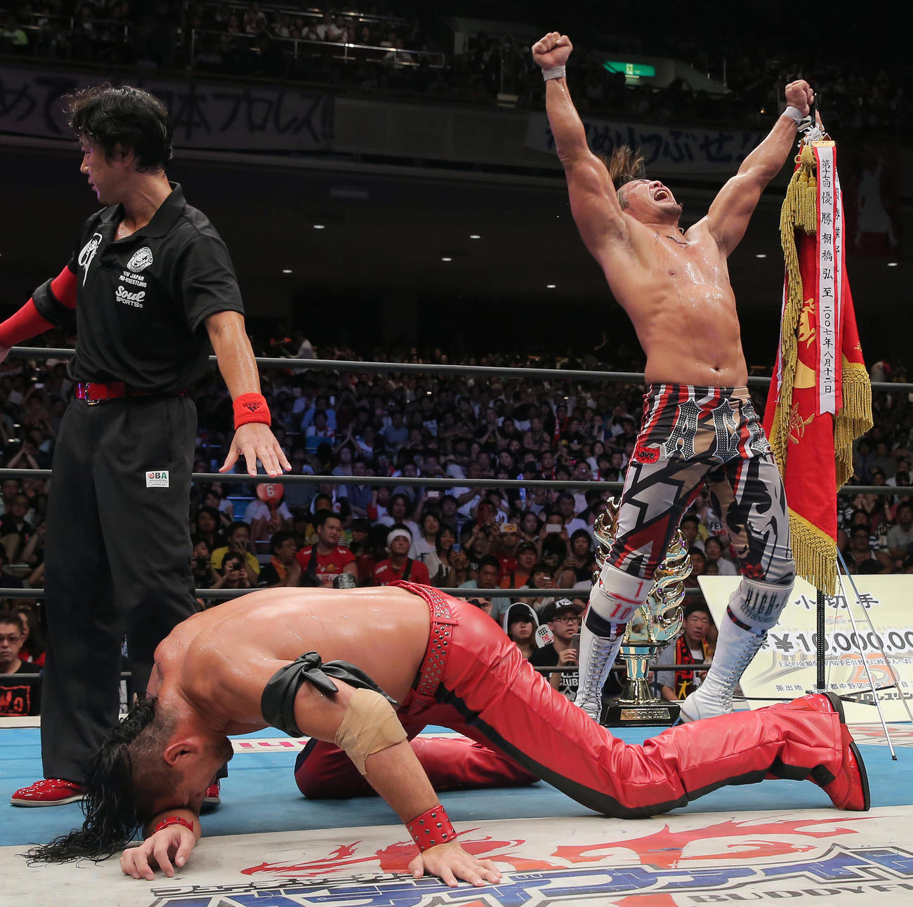 棚橋弘至（右）はG1優勝を決めてガッツポーズ（2015年8月16日撮影）