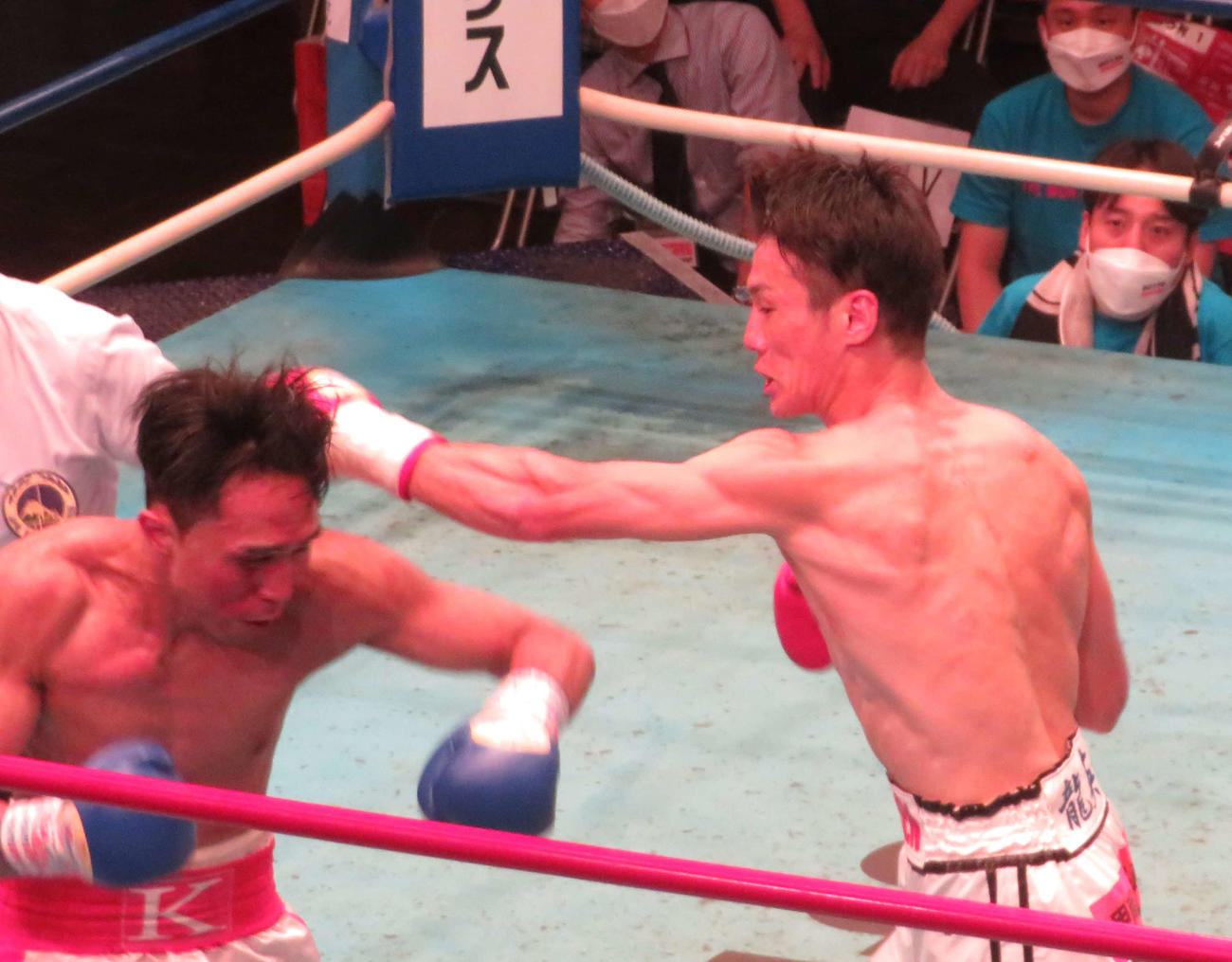 キム・ムーヒョン（左）と激しく打ち合った日本スーパーライト級15位李健太