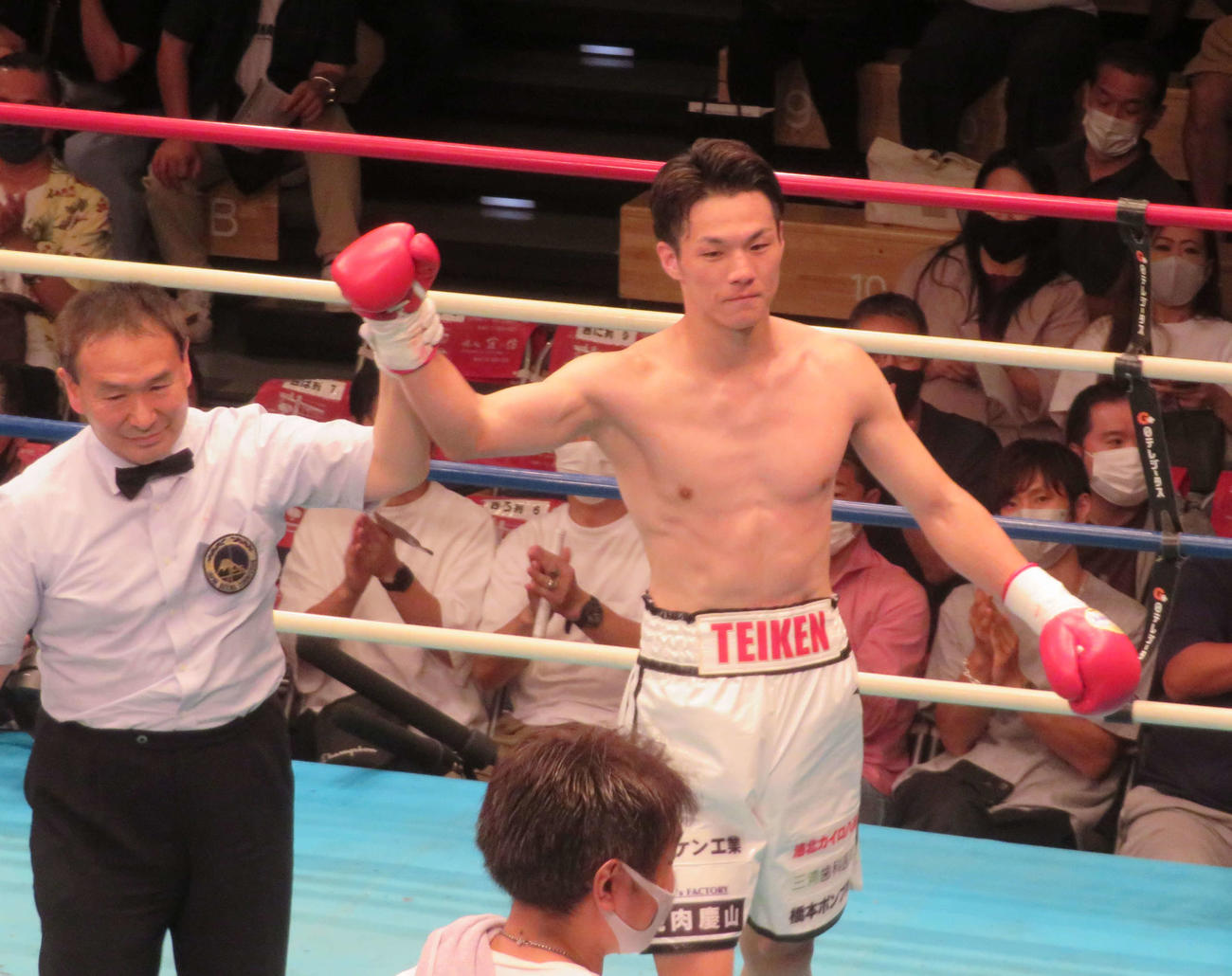 約1年5カ月ぶりのリングで勝利を飾った日本スーパーライト級15位李健太（右）