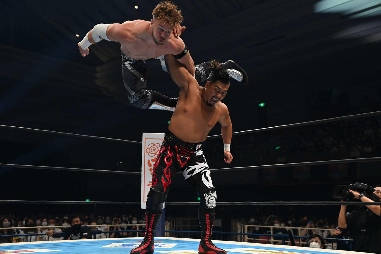オスプレイ（上）をマットにたたきつける鷹木（提供・新日本プロレス）