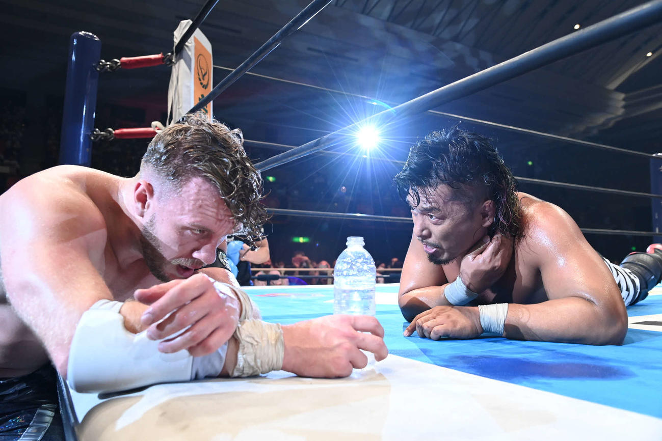 オスプレイ（左）と言葉を交わす鷹木（提供・新日本プロレス）